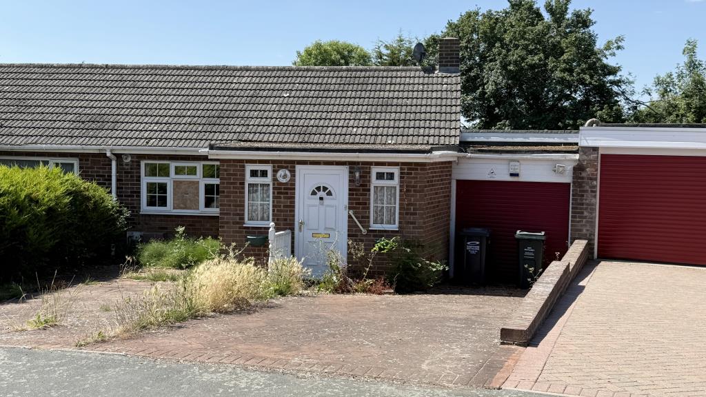 Lot: 29 - SEMI-DETACHED BUNGALOW IN NEED OF REFURBISHMENT - External image of bungalow from street
